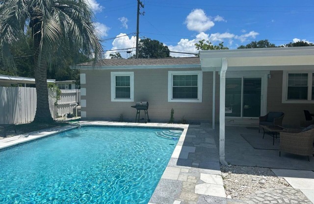 Modern 4 bedroom with Patio and Pool - Sleeps 10