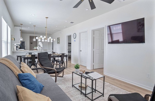 Modern 4BR/2.5BA Stylish Home Near DT & Riverwalk