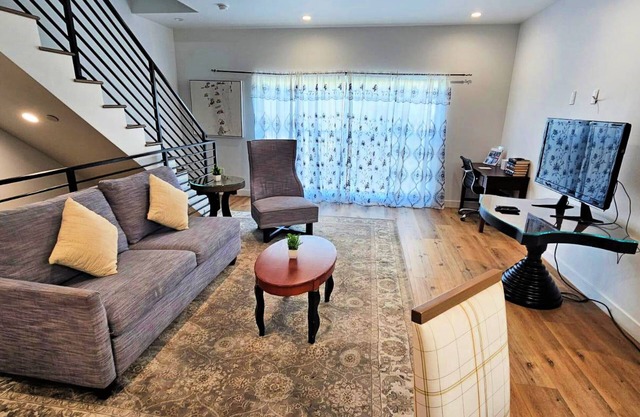 Modern 5-Bedroom Hollywood Escape and Exclusive Stay with AC, WiFi & Parking