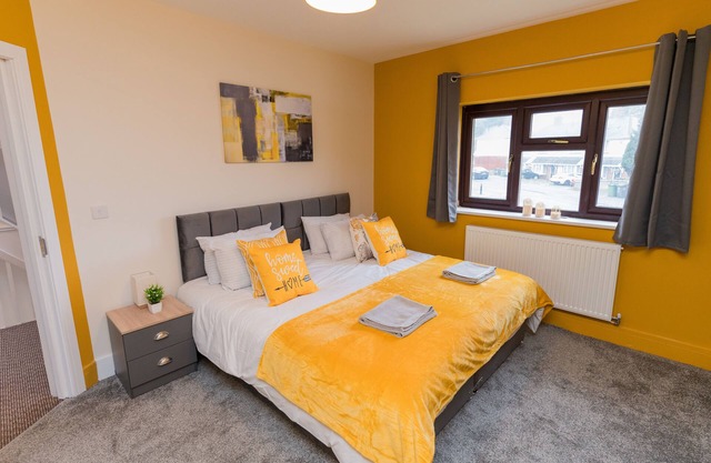 Modern 5 BR Escape . Luxe Touches + WiFi