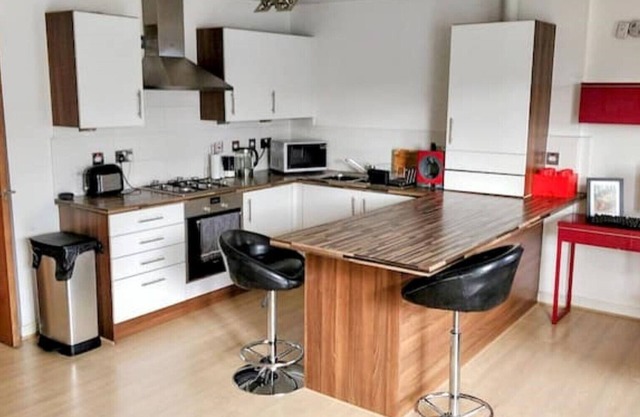 Modern, airy, bright Westend 2 bed + free parking - kid and pet friendly!