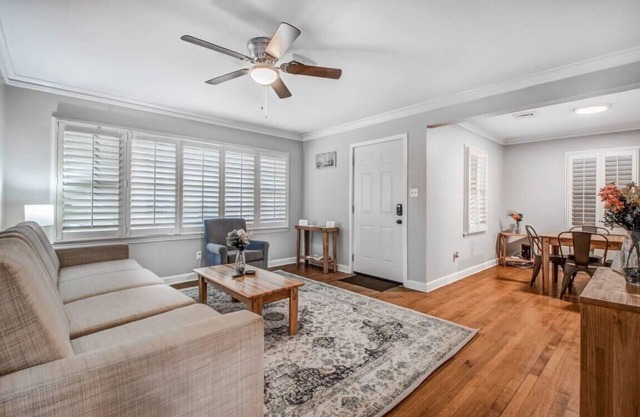 Modern Amenities, Near Downtown! Colonial Cottage