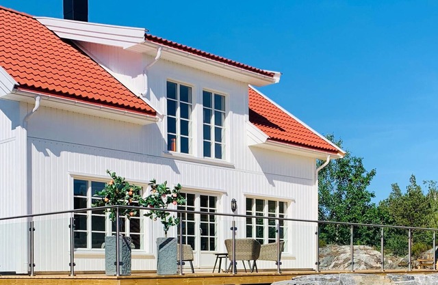 Modern and comfortable cottage with very spacious wooden terrace.