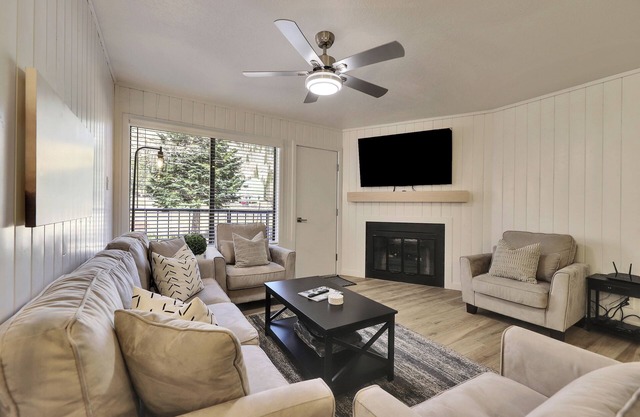 Modern and Cozy Retreat - Steps from the Slopes!