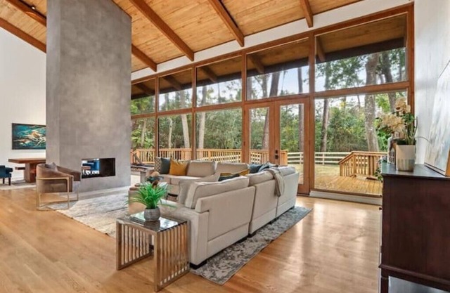Modern and luxurious home in Hunters Creek Village