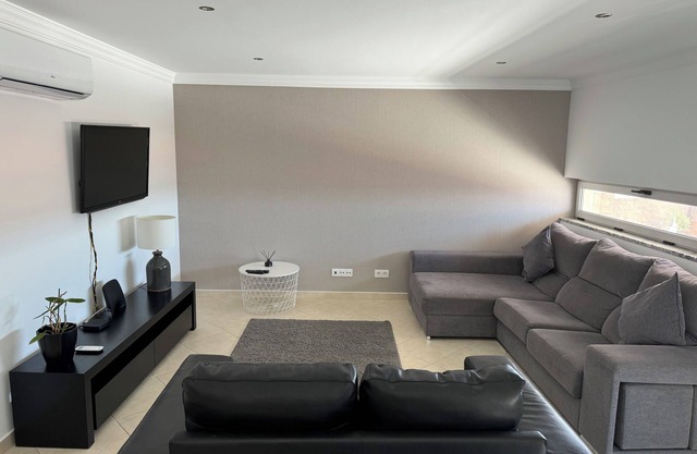 Modern apartment 5 km from Carvoeiro with terrace and barbecue