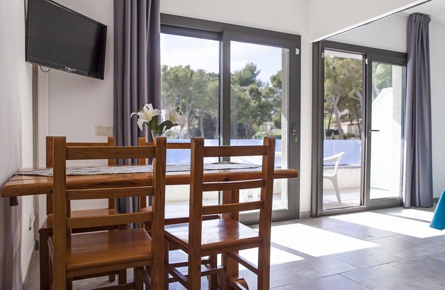 Modern Apartment, Beach 150m, Pool, A/C, Wi-Fi, Parking Available