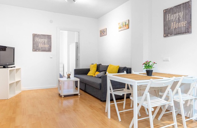 Modern Apartment "Capuchinos IZQUIERDA" in the City Centre with Balcony, Air Conditioning & Wi-Fi