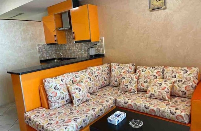 Modern apt 13 mins away to downtown - few steps to great foods, cafes, shops