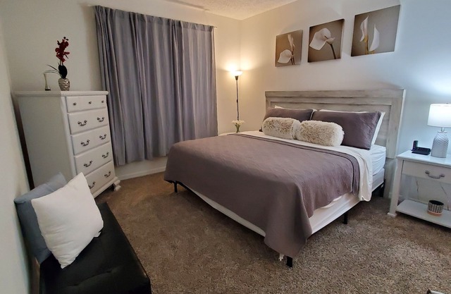Modern Apt w/Marina view. WiFi, parking, tennis, playground and more!