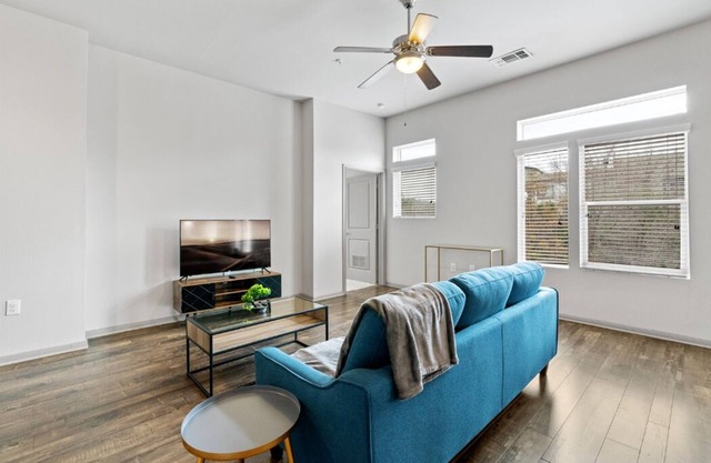Modern Austin 2BR 2B Apt. w/Pool, Parking & WIFI