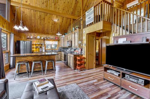 Modern Black Hills Cabin with Loft and Wraparound Deck