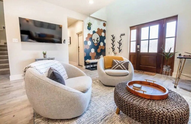 Modern Boerne Rental. 2 Master Suites + 2 Remote Workstations. Near Main Street!