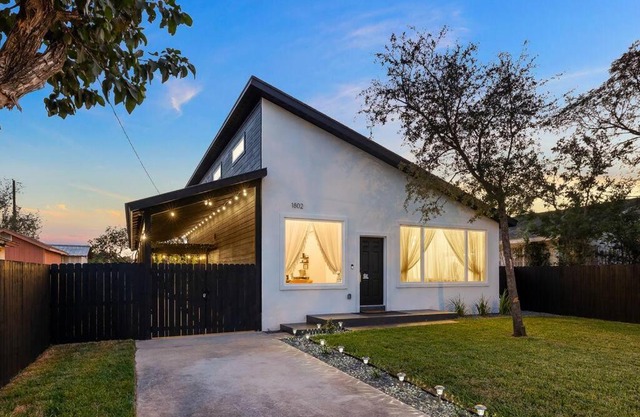 Modern Boho Home with in-home gym room! + fabulous outdoor dining!