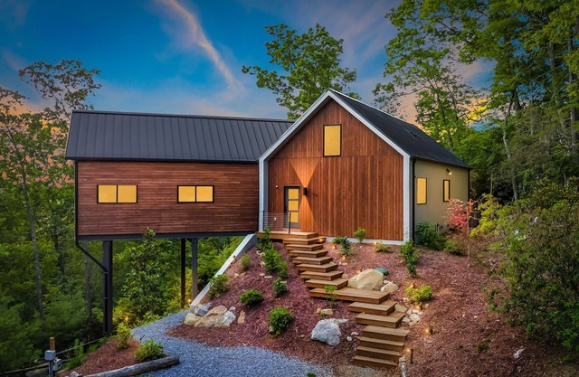 Modern Brand-New Mountain chalet. Hot tub and stunning views. Pet friendly!