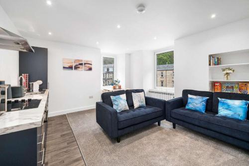 Modern & Bright 2BR Flat - Short Walk to Town