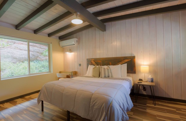 Modern cabin for 4 with views of the red rocks and next to Slide Rock State park