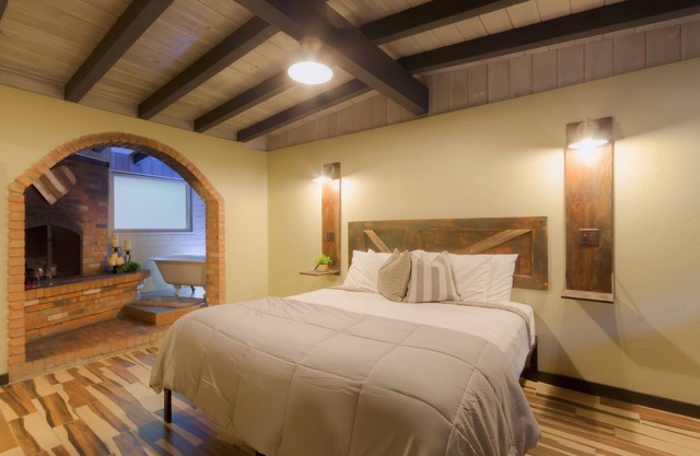 Modern cabin for 4 with views of the red rocks and next to Slide Rock State park