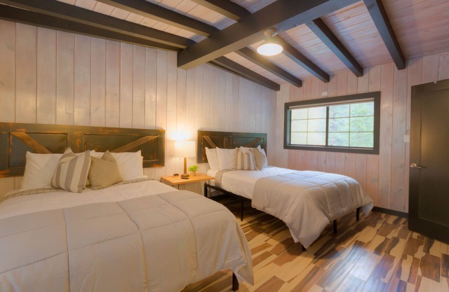 Modern cabin for 6 with views of the red rocks and next to Slide Rock State park