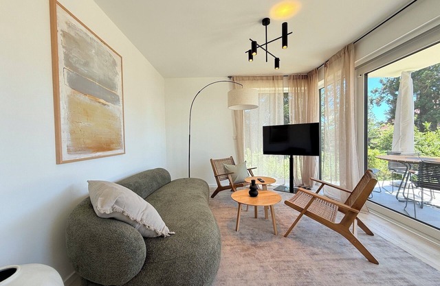 Modern Carpe Diem suite with covered terrace near the lake and beach in Uhlding