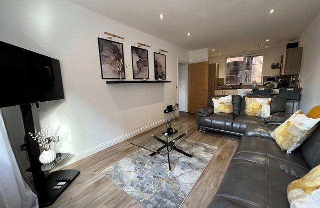Modern City Center Apt | Perfect for leisure, business and contractors