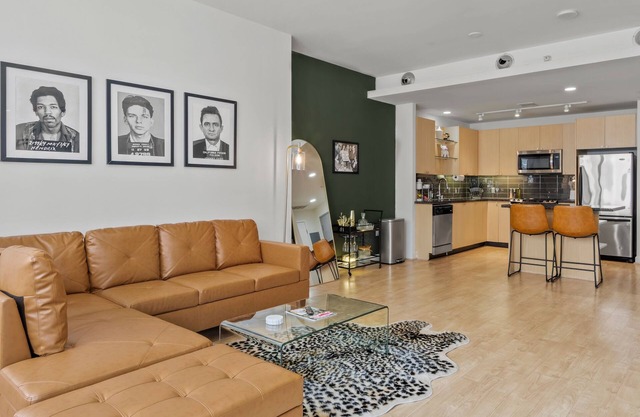 Modern City Views Downtown Dallas 1-bedroom Condo Free Parking, Gym, Pool