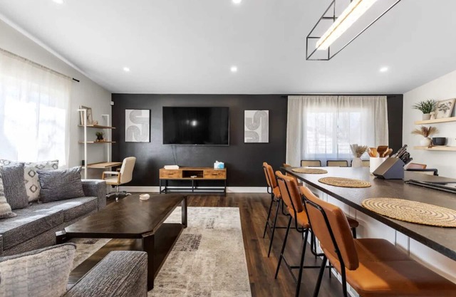 Modern Close to Denver 4bdr Home-Great for groups