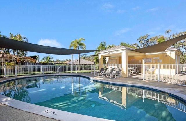 Modern & Comfy ~ 5★ Location ~ 🎡Theme Parks ☀Pool