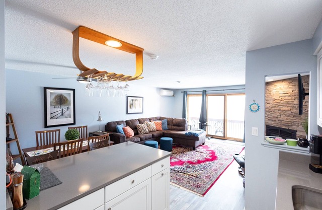 Modern condo - Amazing Mtn Views & mins to many local attractions!