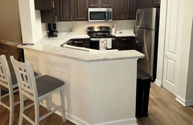 Modern Condo close to beaches with pool, walkable restaurants and brewery