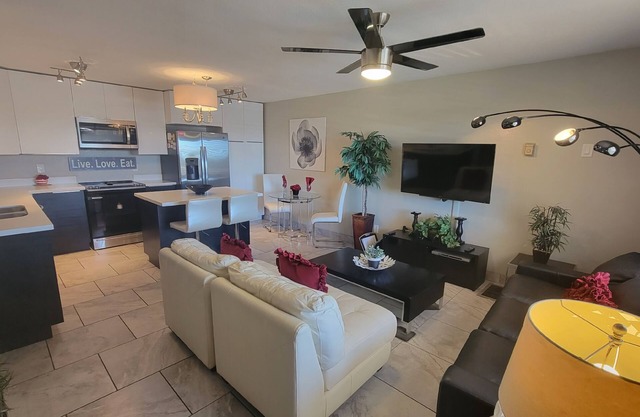 Modern Condo-Mountain Views-Heated Pool