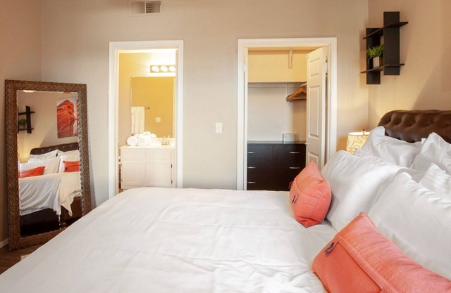 Modern Condo Near Kierland Commons and Scottsdale Quarter!