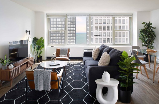 Modern Corner 2BR in Streeterville | Roof Deck | Lake Views
