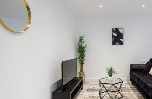 Modern & Cozy 1BR City Centre Nr High Street by Luxiety Stays