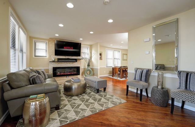 Modern & Cozy 4 Bedroom, 6 TV's, Ms. Pacman, Walk to Starbucks!