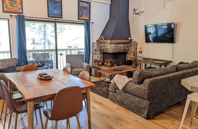 Modern Cozy Condo: Pool, Tennis, Pickle ball, Near Northstar and Lake Tahoe