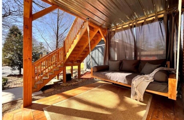 Modern & Cozy, Minutes to Airport & WNC Ag Center