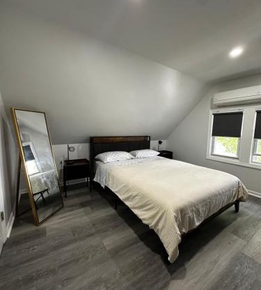 Modern & cozy Room in Queens near Train station and buses