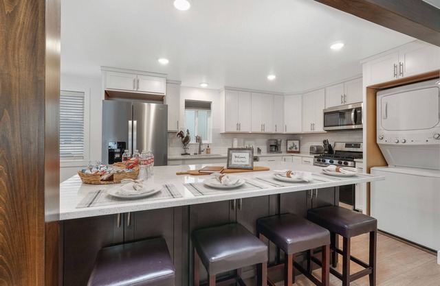 Modern culinary kitchen, Luxury, Cozy Home & Pet-Friendly!