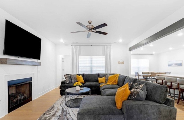 Modern Elegance - Just 10 Mins to U of A