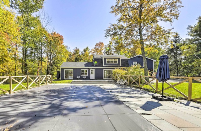 Modern Escape w/Fire Pit, Near Lake Waramaug