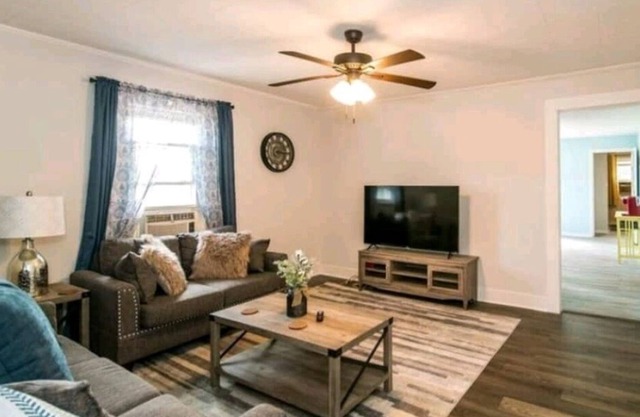 Modern Farmhouse, 1 Mile-Downtown, Self Check-In