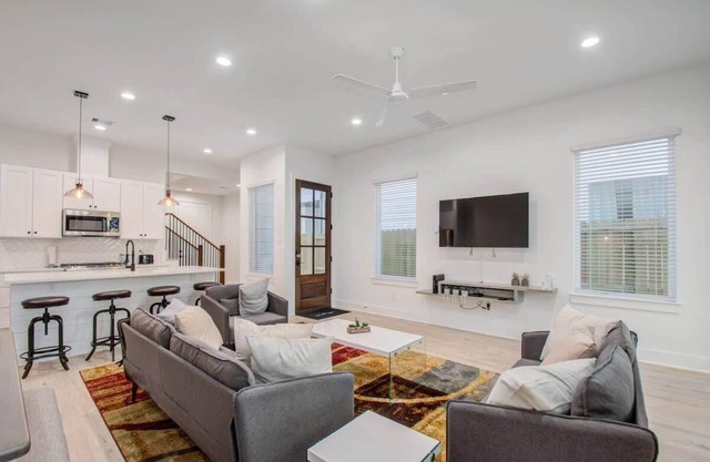 Modern Farmhouse, Mins Restaurants & Attractions