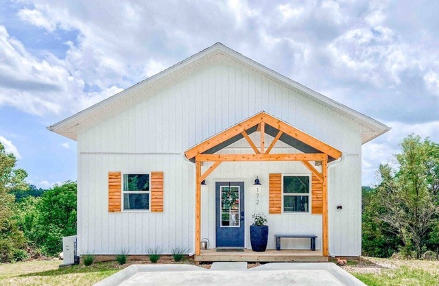 Modern Farmhouse With a Loft, Unbeatable Location