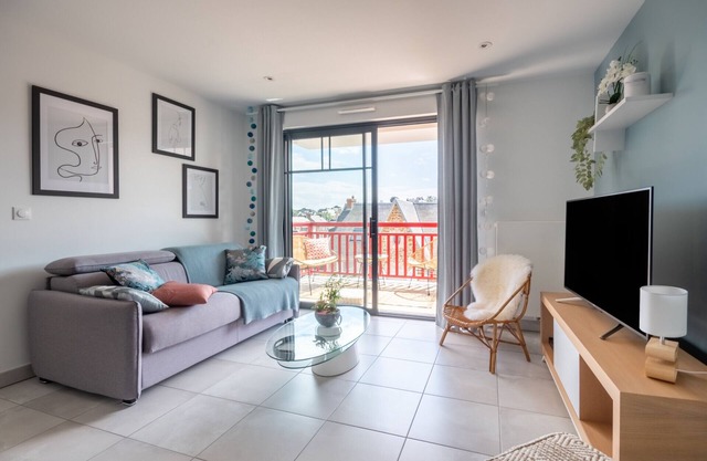 Modern flat for 4 within walking distance of the beach