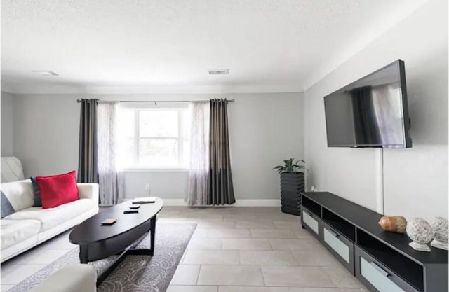 Modern get away in the heart of GNV. Mins to UF