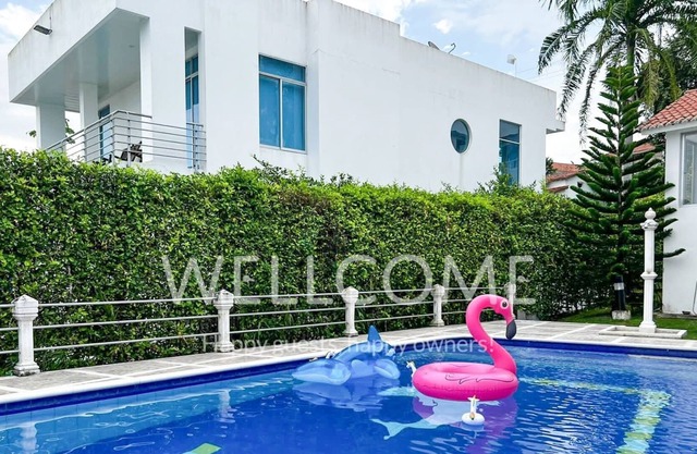 Modern Getaway for 12 in Carmen de Apicalá