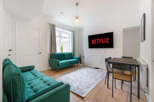 Modern High Spec House, Free Parking, 4 bed, sleeps 7