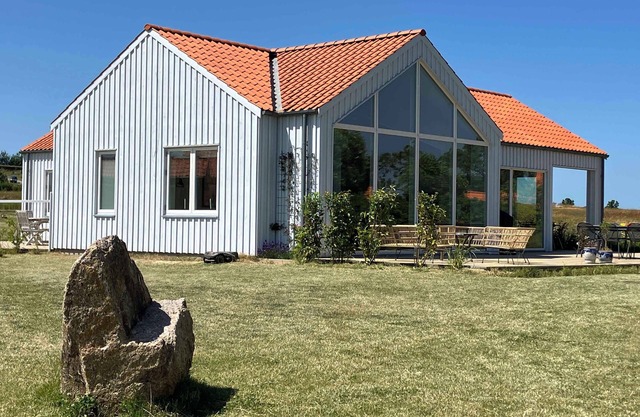 Modern holiday home with sea view for 8