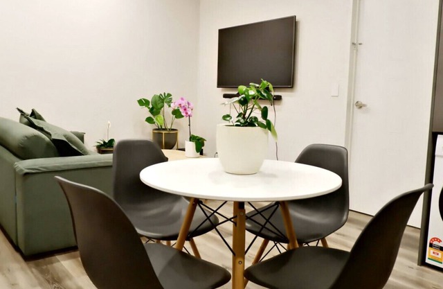 Modern Home: 2 Ensuites, 17 Min to City & CHC Air